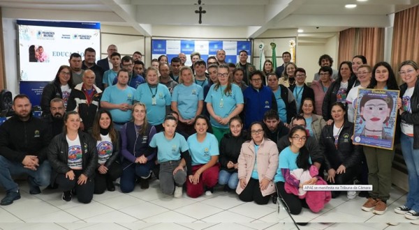 Professores e alunos da Apae usam a Tribuna da Câmara para falar sobre desafios e conquistas