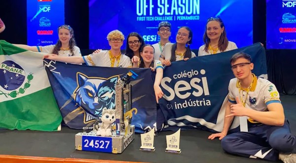 Estudantes do Sesi de Francisco Beltrão conquistam 2 troféus em torneio de robótica