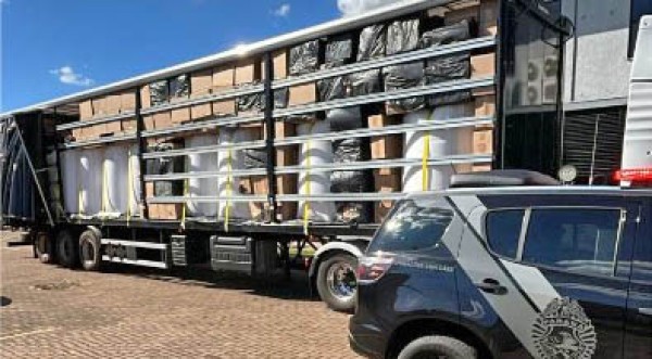 Ação conjunta apreende carga milionária de cigarros contrabandeados