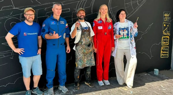 Colégio do Paraná recebe visita de cosmonautas russos em ação que une ciência e filantropia