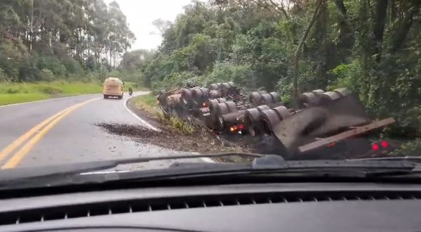Carreta bitrem carregada com adubo sai da pista e tomba na BR-163
