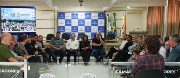 Vereadores debatem projetos com o prefeito e secretários