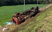 Motorista capota caminhão em barranco para evitar tragédia na PRC-158