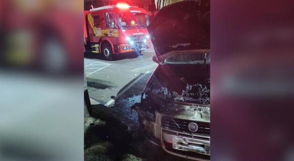 Veículo pega fogo durante a madrugada