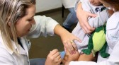Férias: atualizar a carteira de vacinação protege crianças e jovens em passeios e viagens