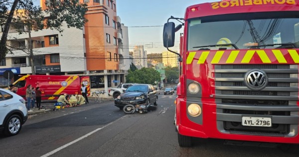 Acidente entre carro e motocicleta deixa pai e filho feridos