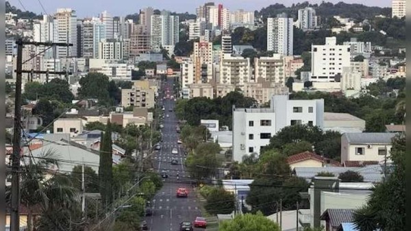 Motocicleta com placa dobrada, e carro com licenciamento atrasado, são apreendidos em fiscalizações de trânsito