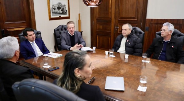 Projeto de lei prevê a criação de voucher para famílias comprarem material escolar no comércio local