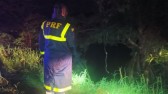 Criança morre e pai desaparece após caminhão sair da pista e cair em represa