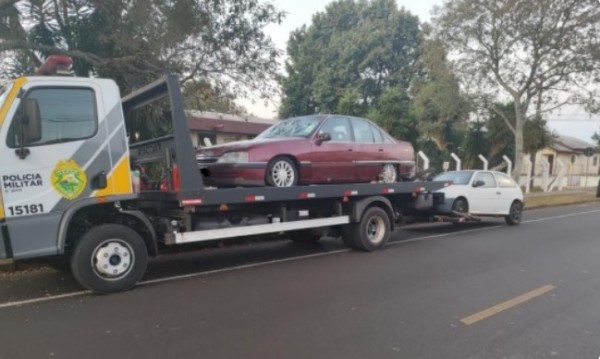 PM apreende dois automóveis furtados e motocicleta adulterada