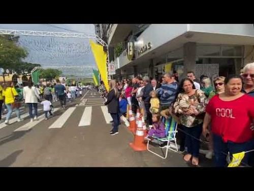 Desfile de independência reúne milhares de pessoas em Francisco Beltrão