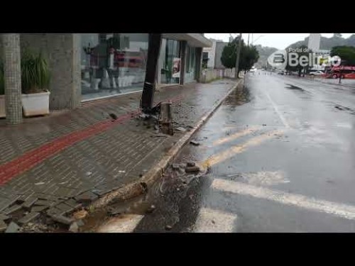 Carro acerta poste e deixa moradores da Avenida Luiz Antônio Faedo sem eletricidade