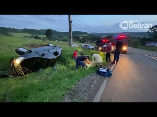 Criança de dois anos sai ilesa de capotamento na PR 566; duas pessoas ficaram feridas