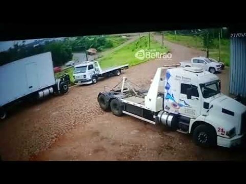 Câmera registra tombamento de carreta na PR-180 em Beltrão