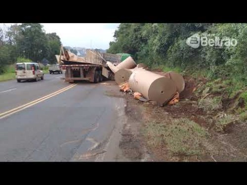 Carga se desprende de caminhão e provoca acidente na PR 180