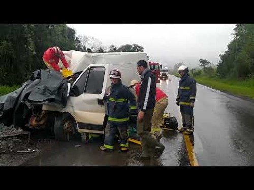 Homem fica preso as ferragens em acidente na PRC-280