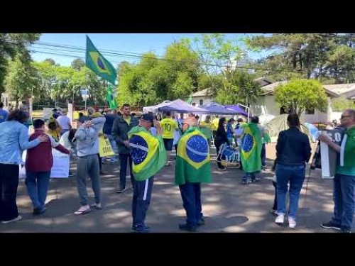 Manifestantes seguem concentrados em frente ao 16º Esquadrão