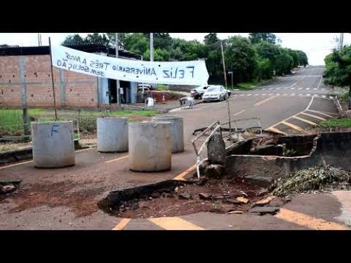 População "comemora" três anos de interdição de ponte