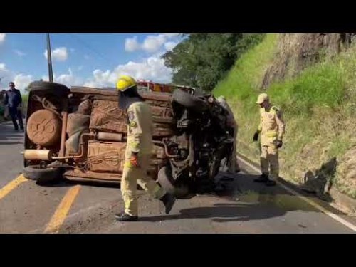 Capotamento deixa condutor ferido, na PR 566